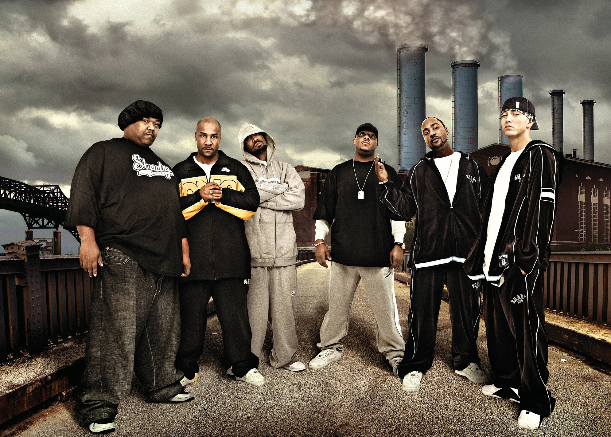 屋上に並ぶD12の6人。左からBizarre、Kon Artis、Proof、Swift、Kuniva、Eminem。