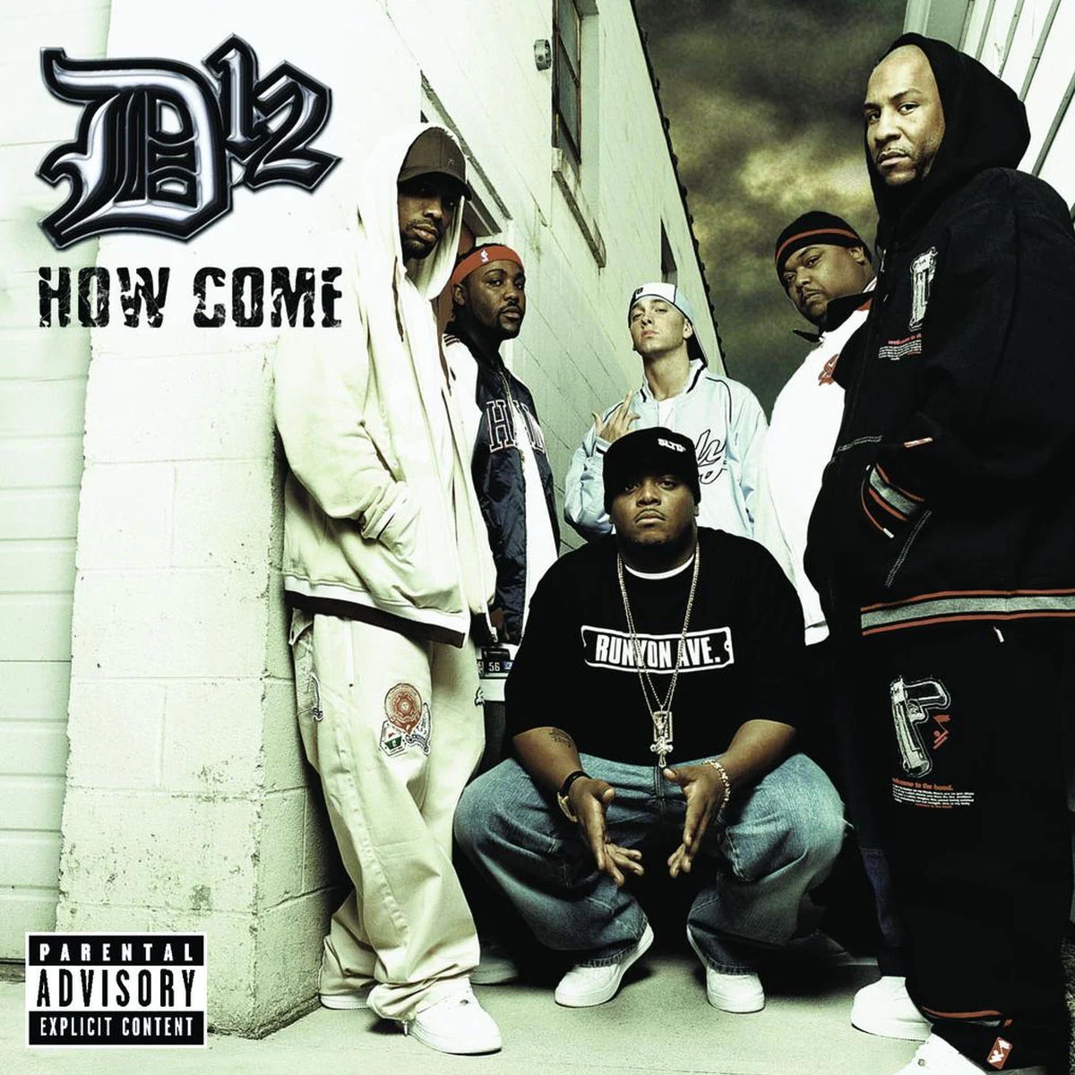 路地に集まるD12の6人とD12・How Comeのタイトル