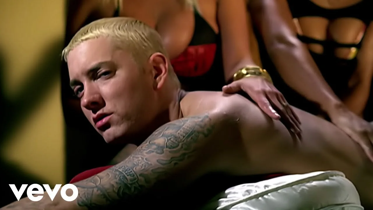 My Band公式MV。スターの待遇を誇張して演じるEminem。