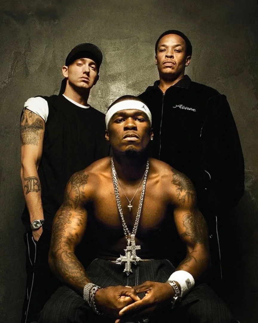 前方中央の50 Cent、後方左のEminem、後方右のDr. Dre。3人のポートレート。