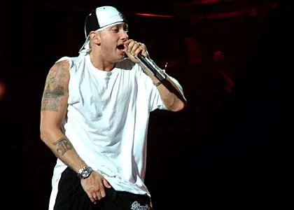 Eminemがステージでラップする2003年の写真。