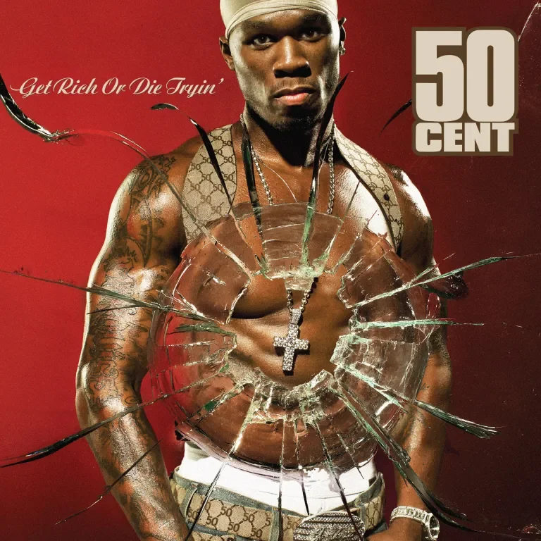 50 Cent『Get Rich or Die Tryin’』のジャケット。赤い背景、正面の身体、破砕ガラス。