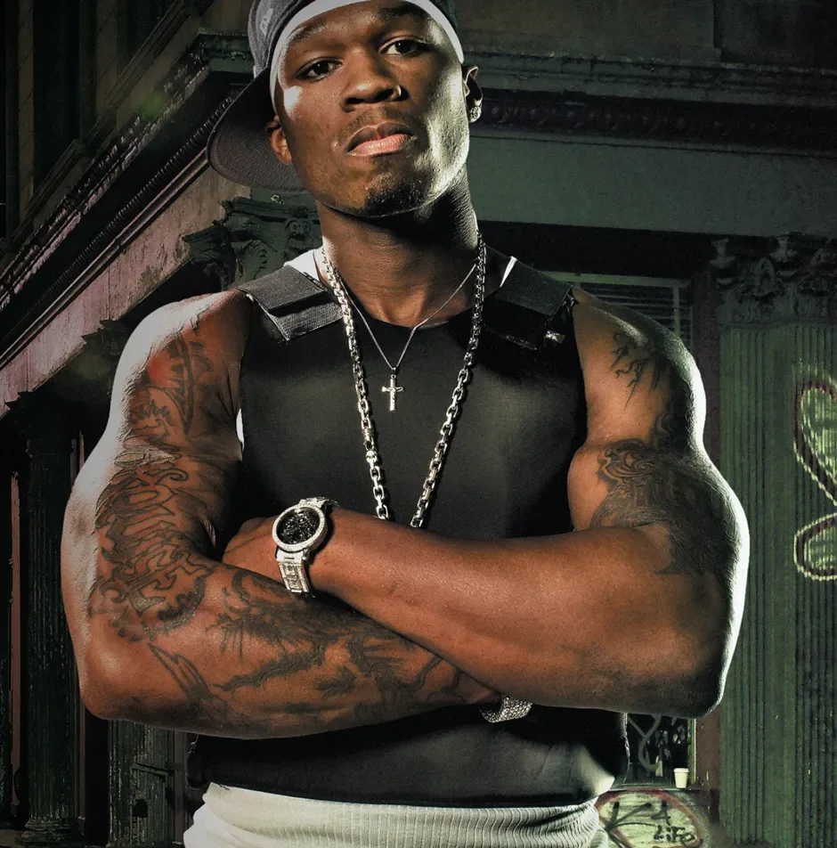 夜の街に立ち、腕を組む50 Cent。GRODTのアルバム・ブックレット写真。