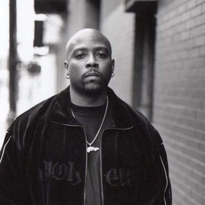 路地で正面を向くNate Dogg。ポートレート。