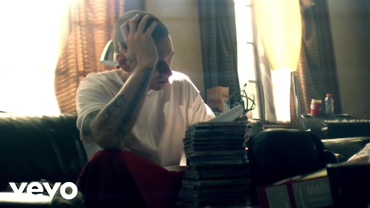 Lighters公式MVでノートを前にしたEminem。