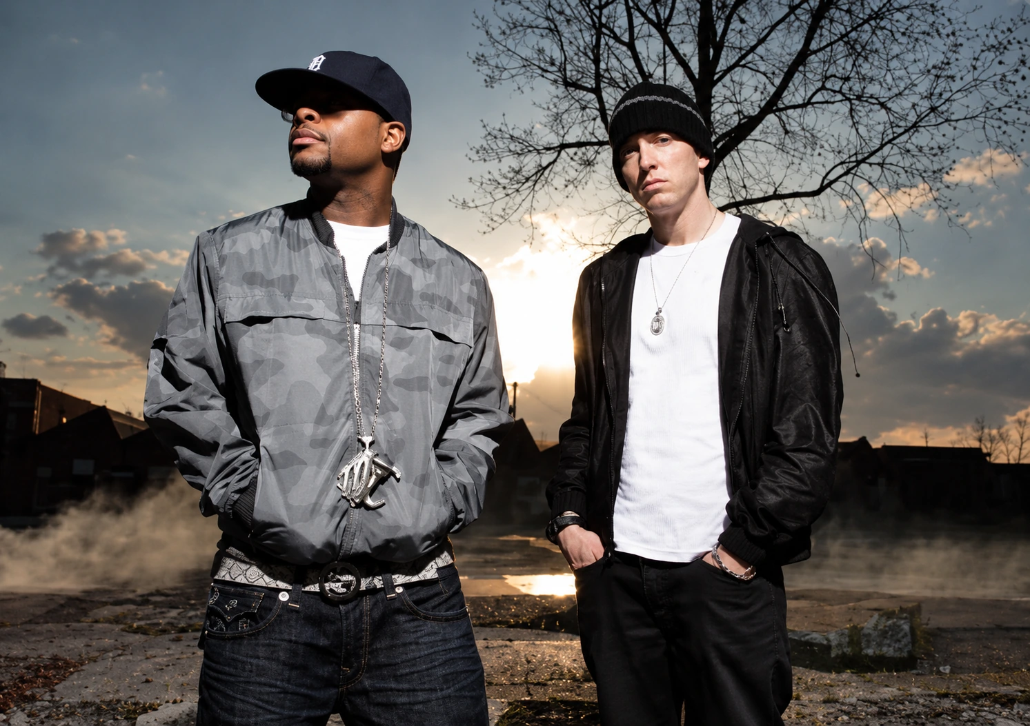 夕暮れの空と都市を背景に並ぶRoyce da 5'9"とEminem