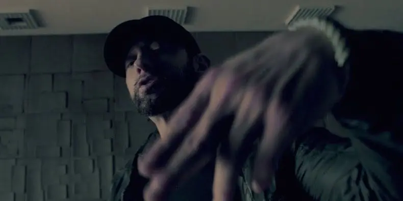 Fallのミュージックビデオで暗い影に追われるEminem