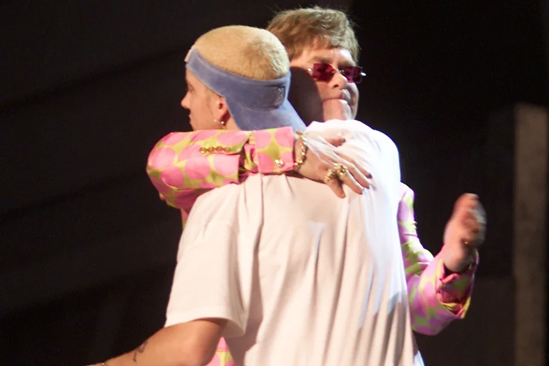 2001年GRAMMYでStanを共演した後、抱擁するEminemとElton John