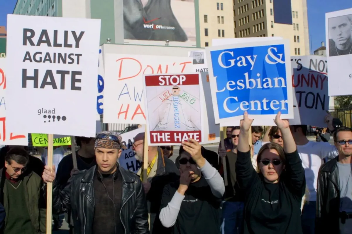 2001年GRAMMY会場外でRally Against HateやStop the Hateのプラカードを掲げる抗議参加者