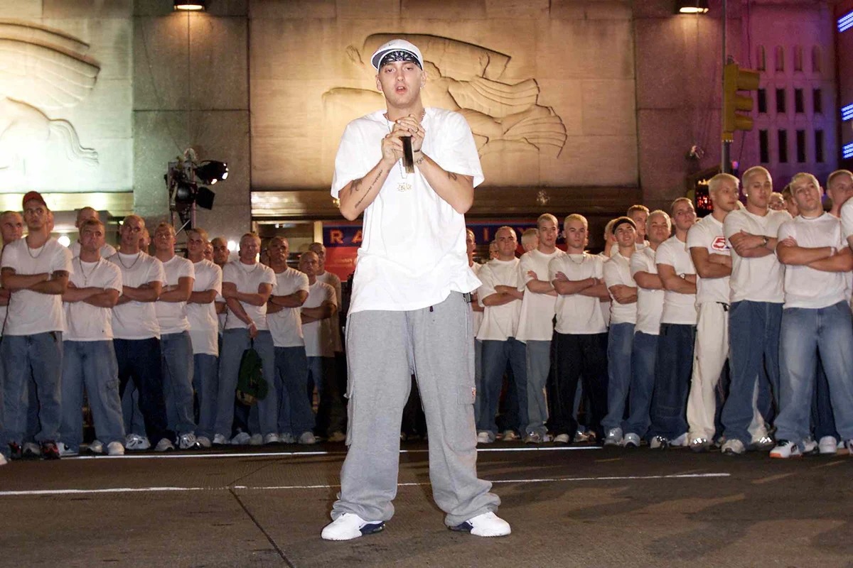 2000 MTV Video Music Awardsで、白いTシャツ姿の分身たちを従えるEminem