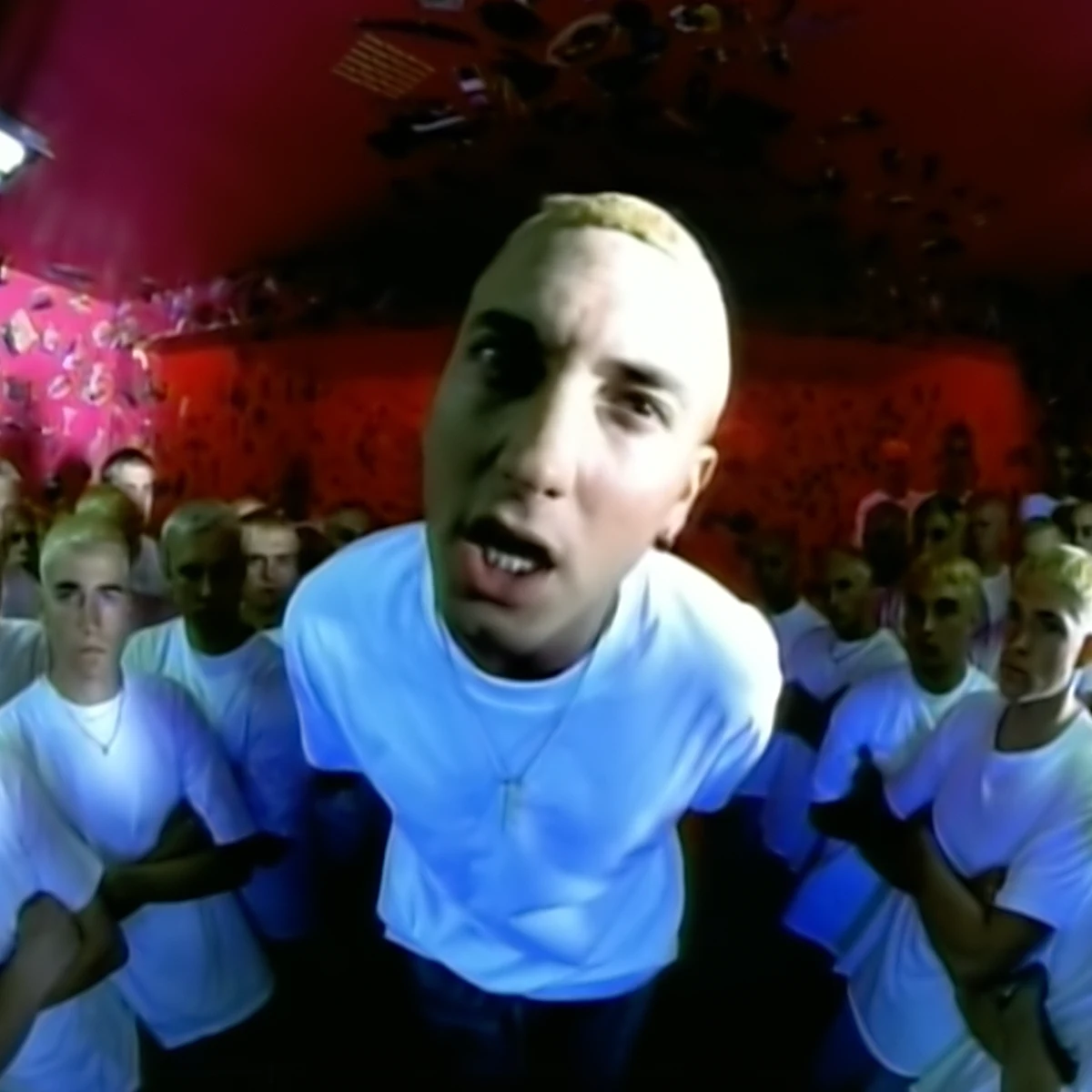 The Real Slim ShadyのMV、分身たちの前でカメラを見るEminem