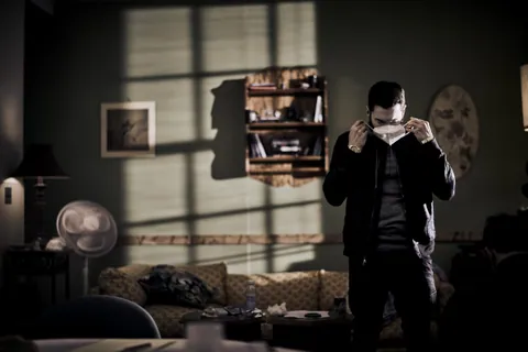 窓から光が差す室内でのEminem。「Gnat」公式撮影ギャラリーより。