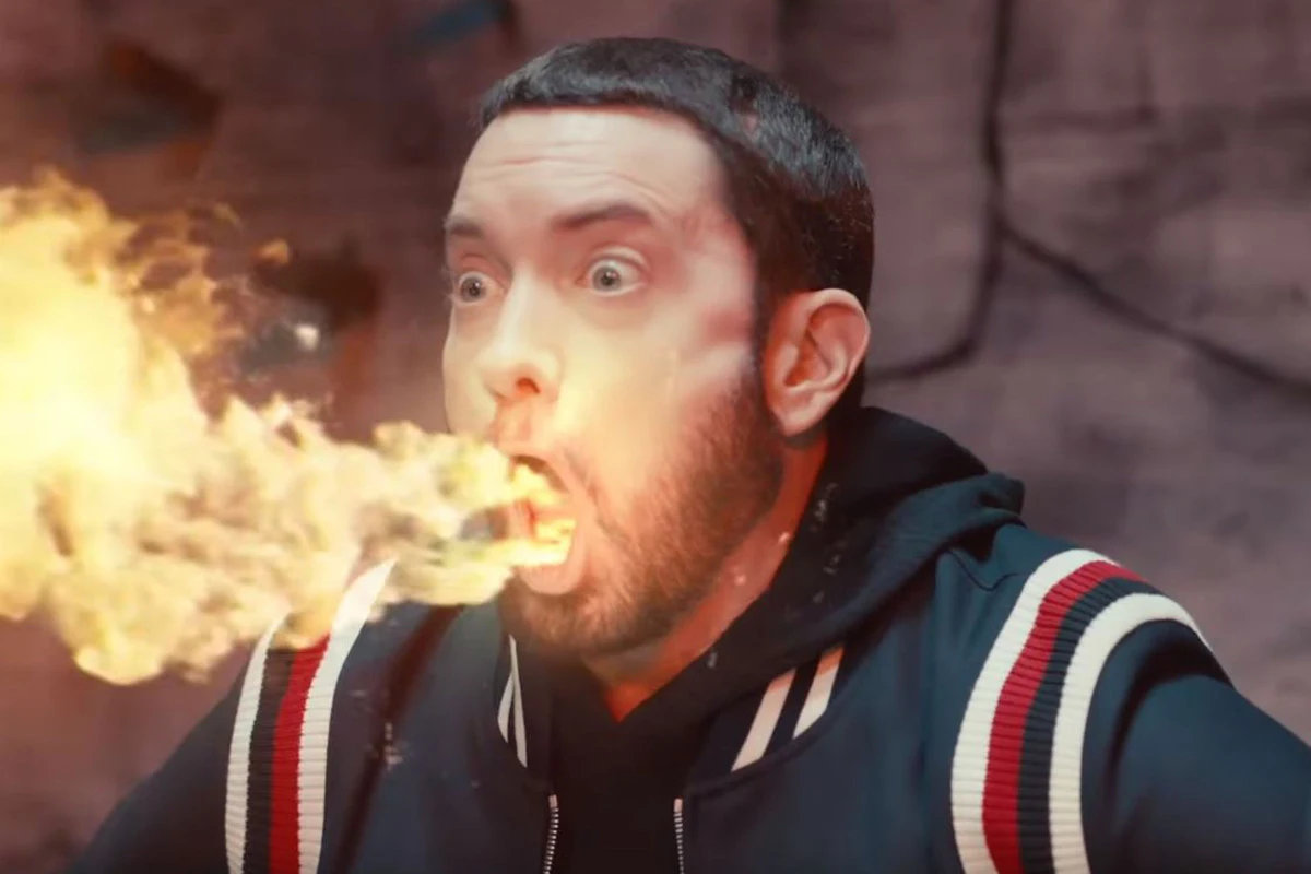 GodzillaのMVで口から炎を吹くEminem
