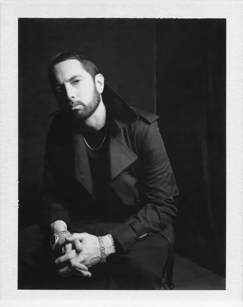 黒い服で座り、両手を組むEminem。Universal Musicの2020年プレス写真。