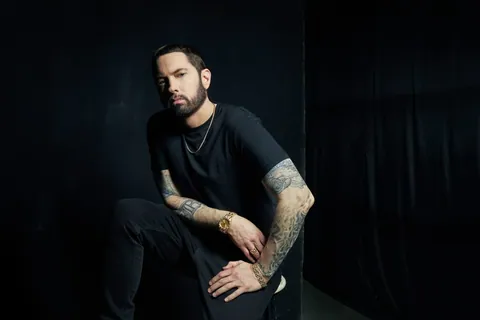 黒い服で腰を下ろすEminem。Side Bのプロモーションに使用されたDanny Clinchの写真。