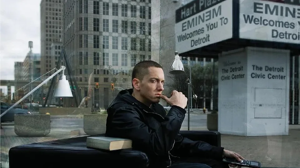デトロイトの街を背景に椅子に座るEminem