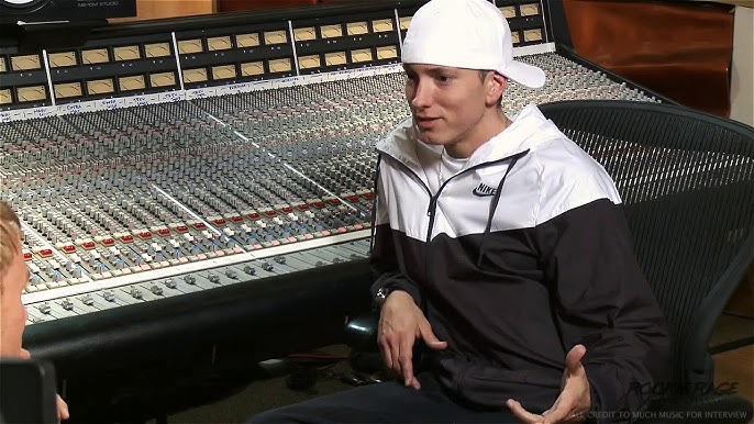 レコーディングスタジオのミキシングコンソール前でインタビューを受けるEminem