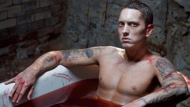 血の付いた浴槽に座るEminem
