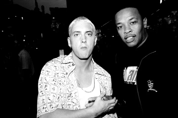 1999年のMTV Music Awards Partyで、握手する左のEminemと右のDr. Dre