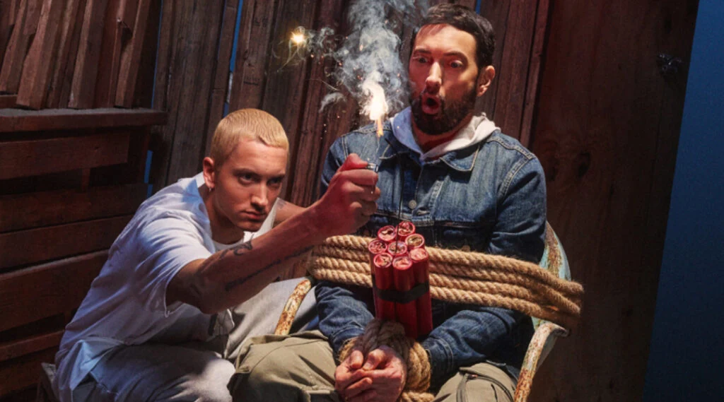 木造の部屋でライターを掲げるSlim Shadyと、椅子に縛られたEminem