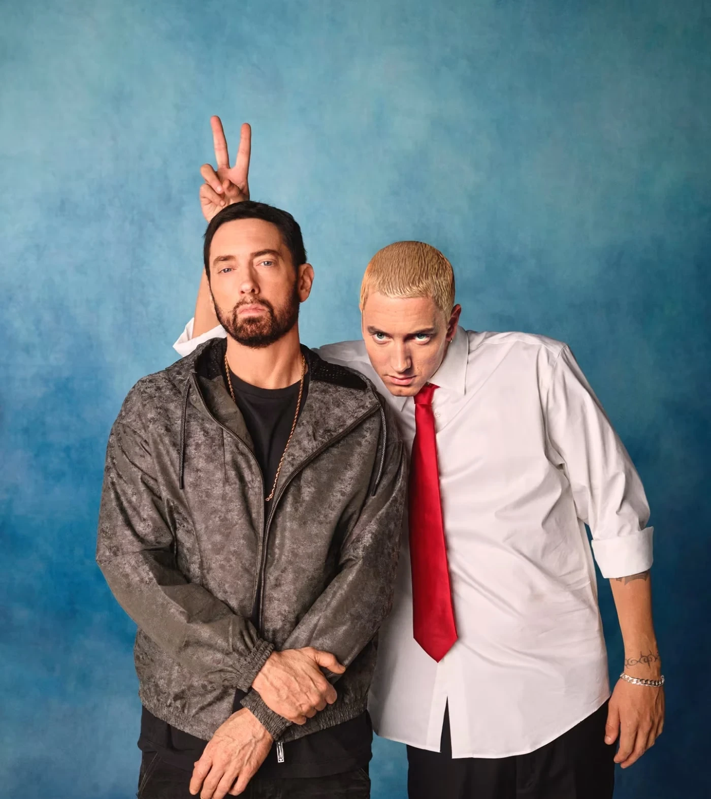 青い背景の前に並ぶEminemと赤いネクタイのSlim Shady