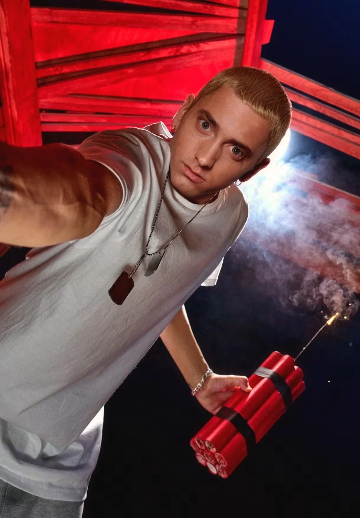 赤い照明の下でカメラに近づくSlim Shady