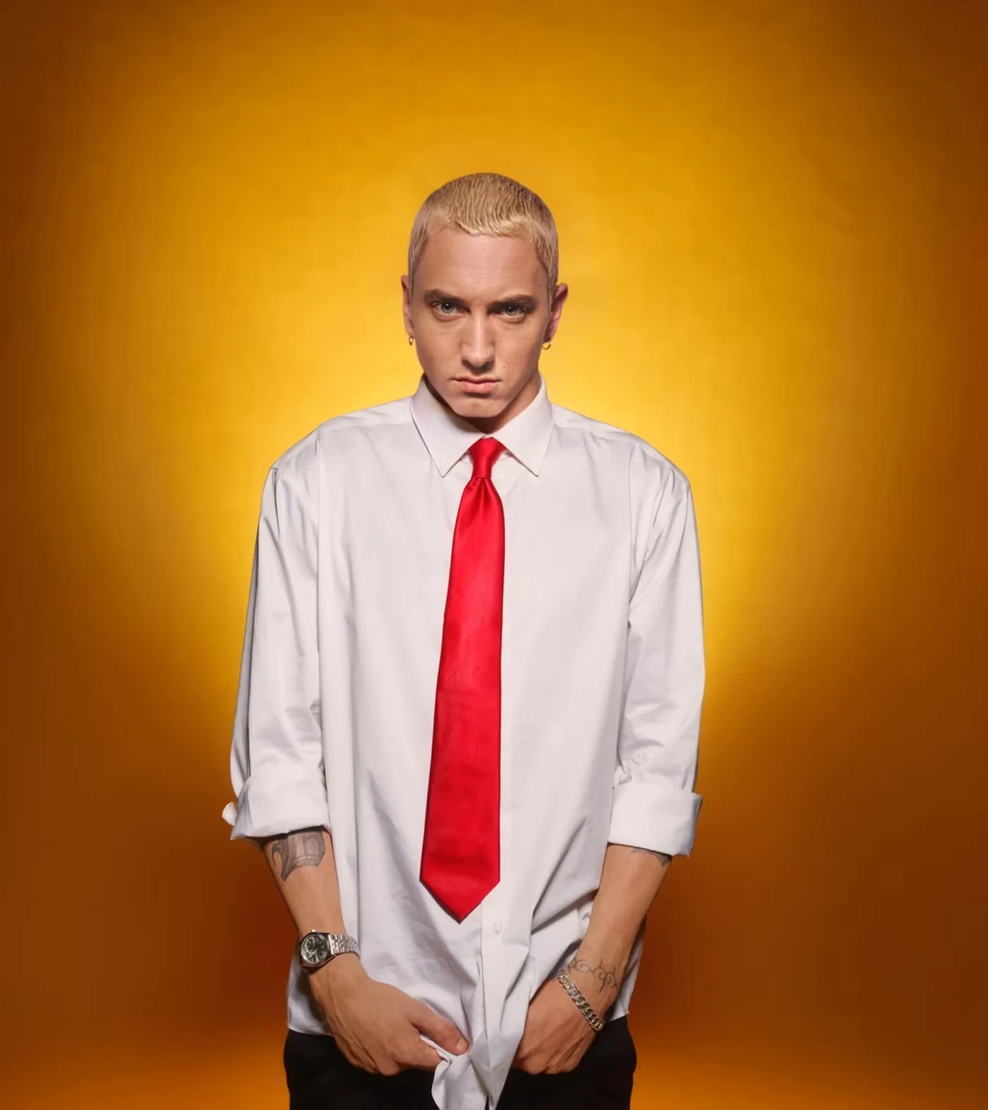 オレンジの背景で白いシャツと赤いネクタイを着たSlim Shady