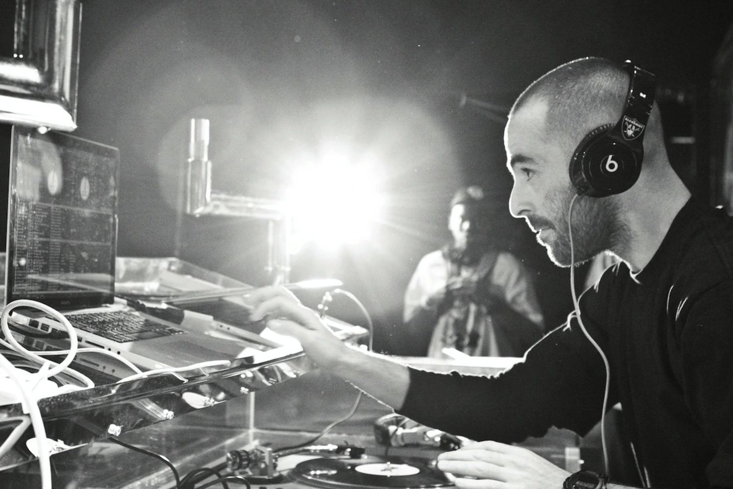 DJ機材に向かうThe Alchemist